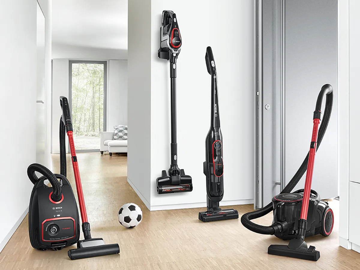 Σειρά τεσσάρων σκουπάκων Bosch ProPower με υψηλή αναρρόφηση, με σακούλα, Unlimited, Athlet και χωρίς σακούλα, δίπλα σε ένα ποδοσφαιρο.