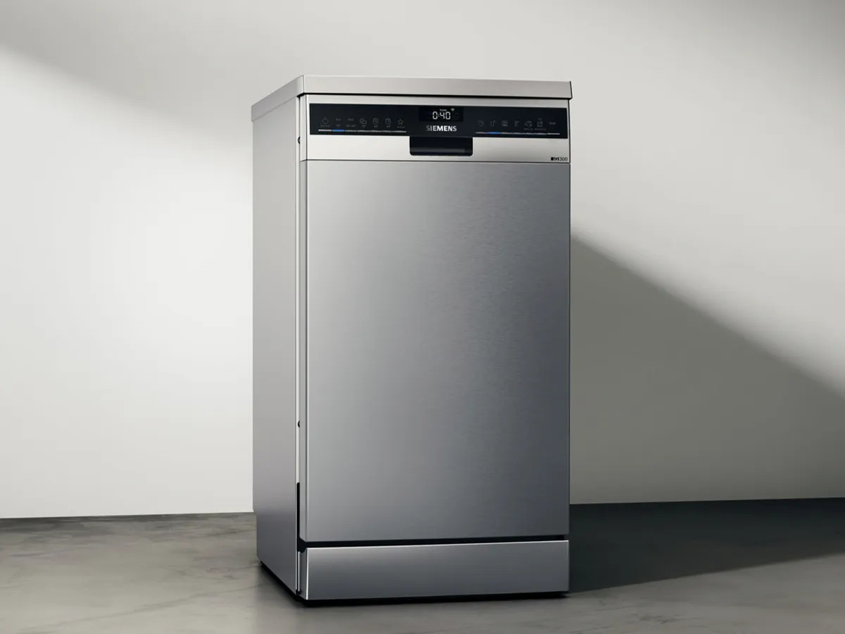 Freestanding slimline dishwasher