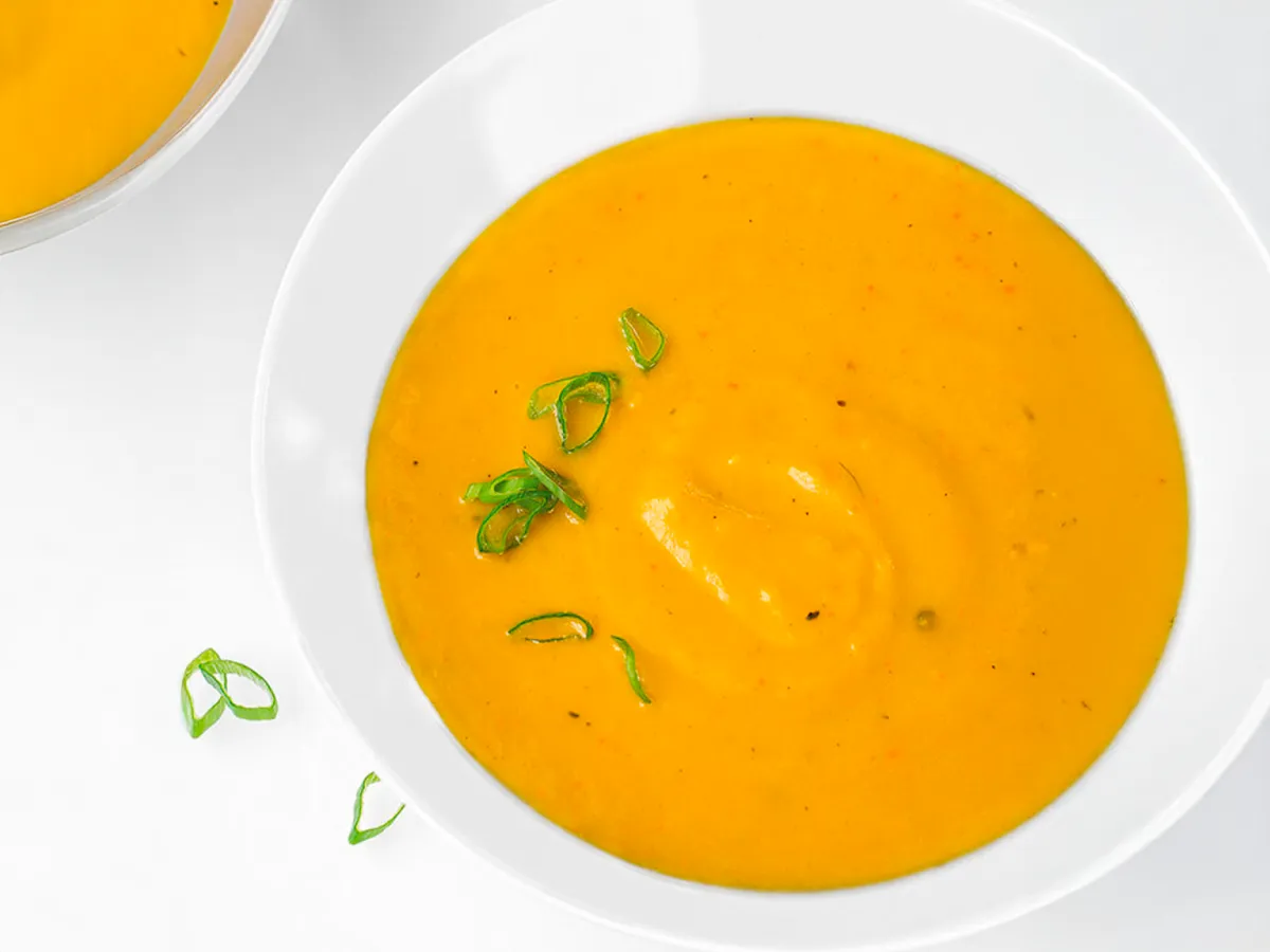 Uma sopa de batata cremosa em um prato.