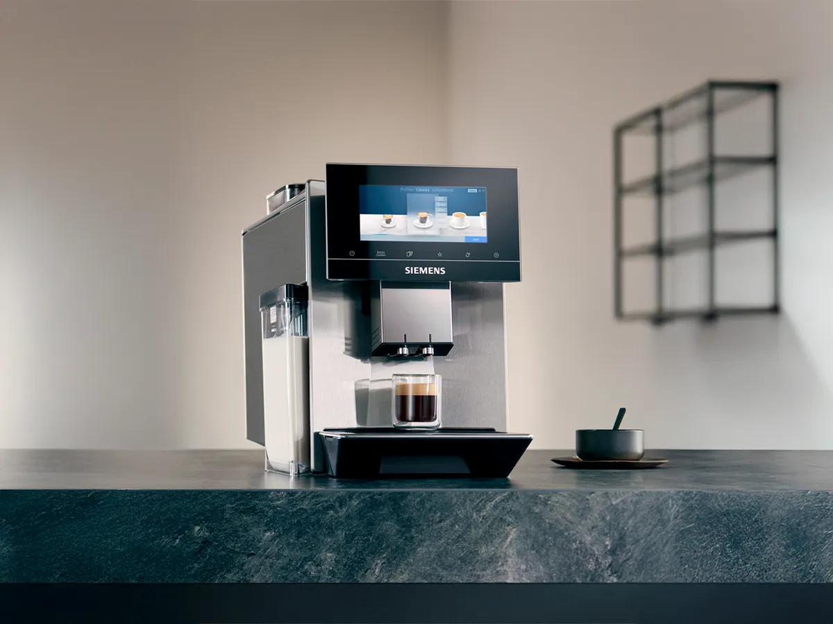 Siemens kaffemaskine med touchskærm på køkkenbordet.