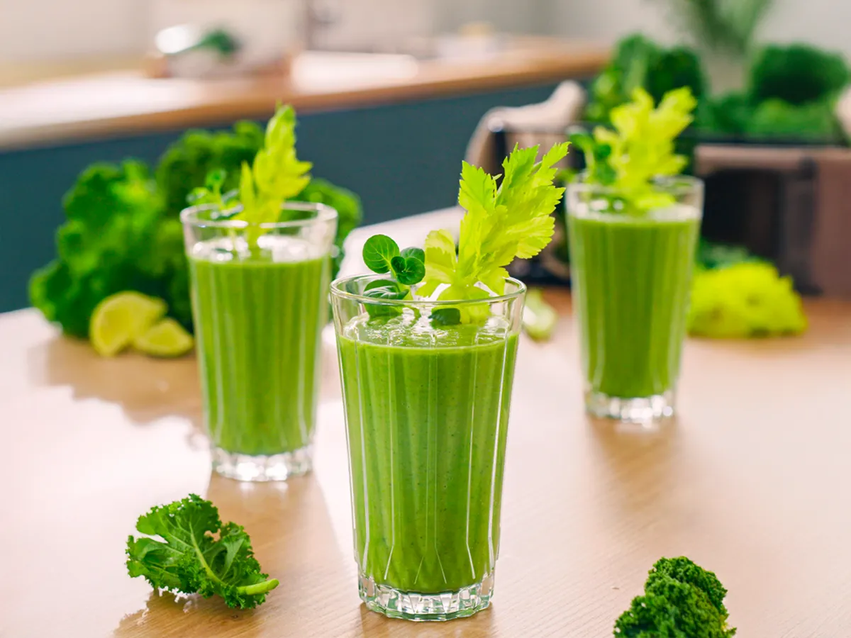 Batidos verdes em copos decorados com folhas verdes.