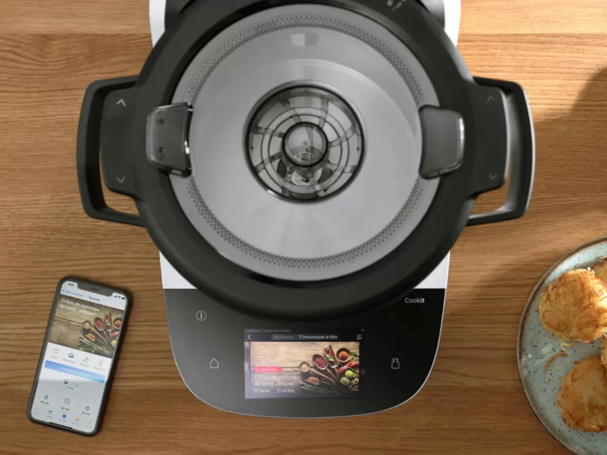 Different meals on plates standing on a table in front of the Bosch Cookit.