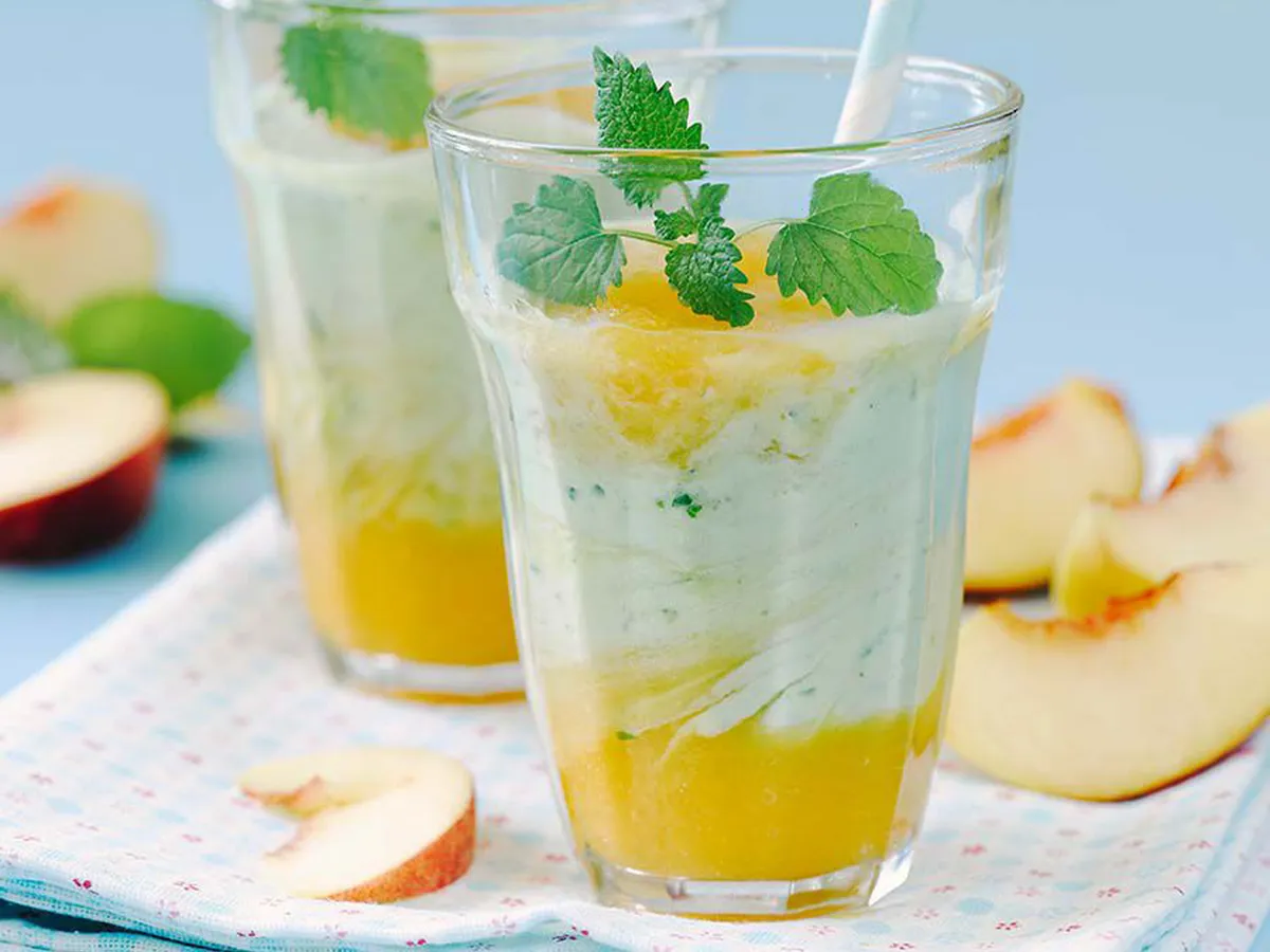 Refreshing apricot-peach yoghurt drink – with a hint of mint.