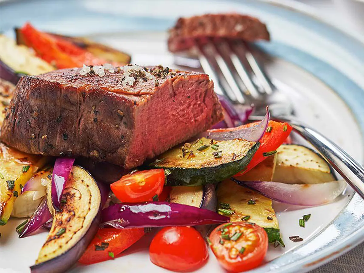 Delicious and low-carb: beef fillet with Mediterranean vegetables.