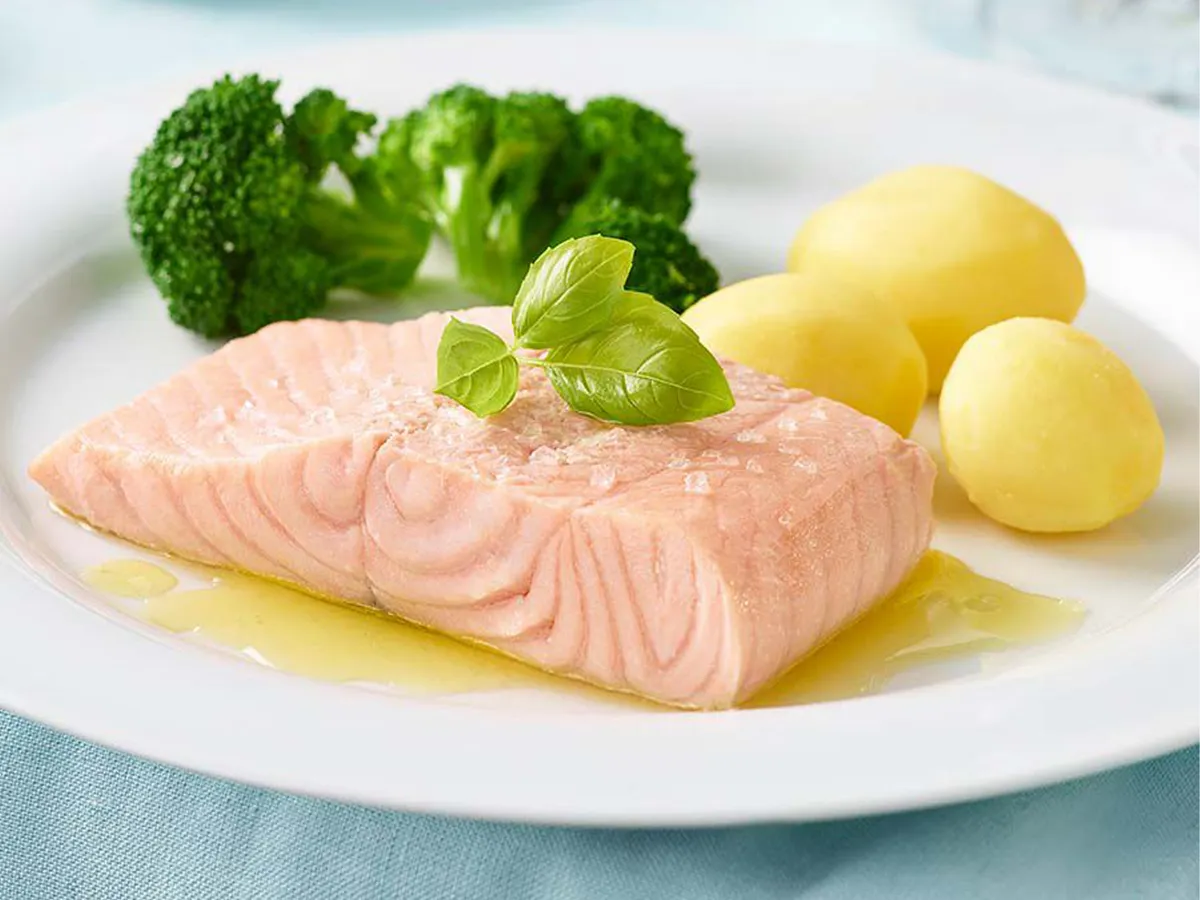 Cookit offers several gluten-free recipes, like this steamed salmon fillet with broccoli and potatoes.