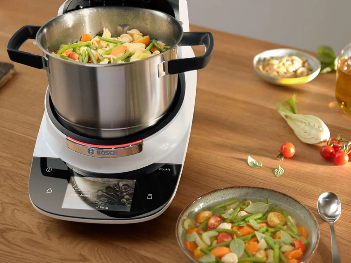 Soup with vegetables is being made in the Bosch Cookit.