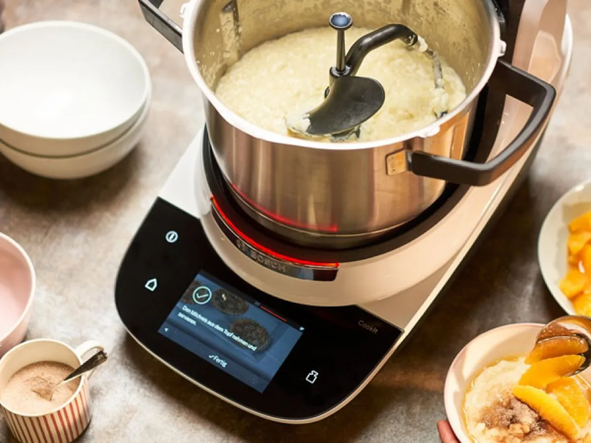 One of the 24 automatic programs of the Bosch Cookit is being used.