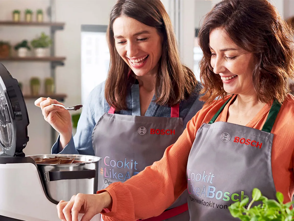 Two women trying out the Cookit on a Cookit event.