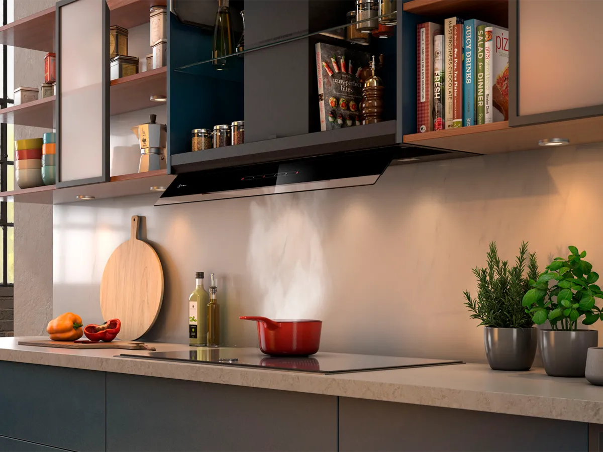 Cappa integrata nel mobile, pentola rossa che rilascia vapore