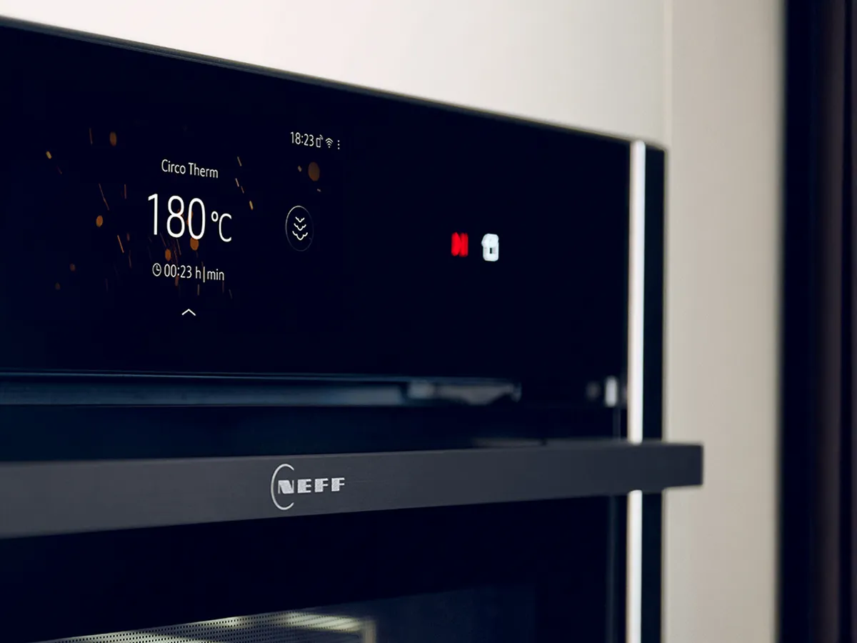 Link to oven symbols guide, showing close-up of oven display 