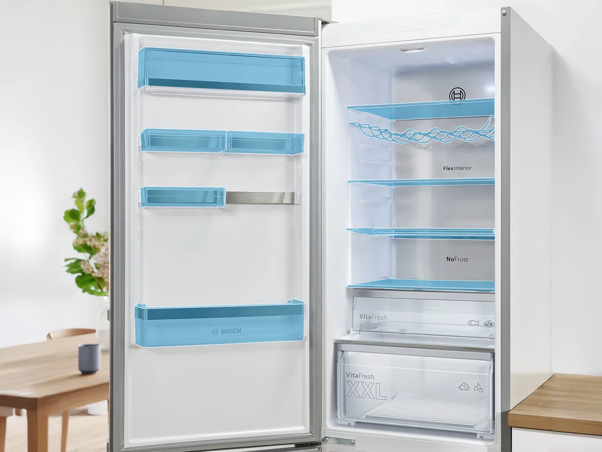 Öppet kylskåp med glashyllor, med Bosch-märkning, modern design och gott om förvaringsutrymme.