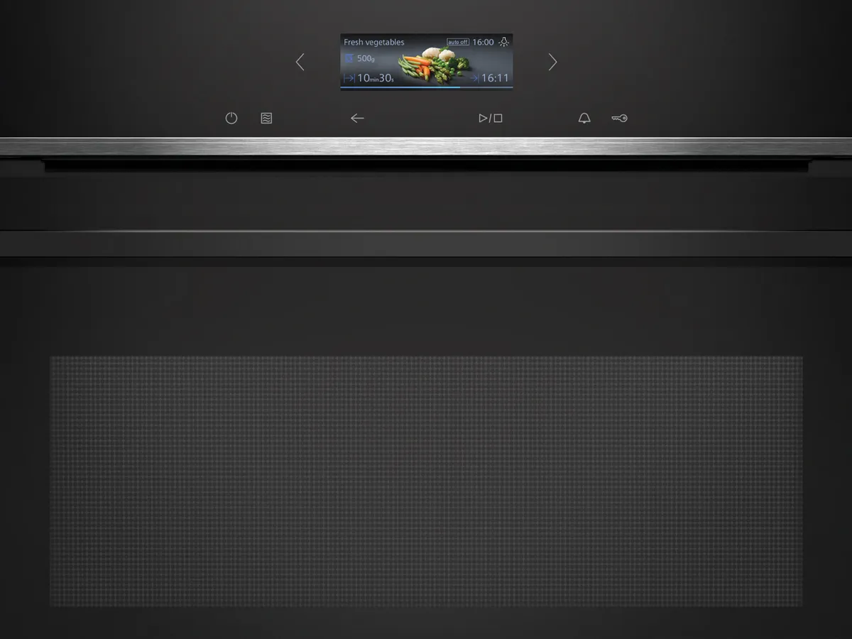 Närbild av en stilren, svart ugnsfront med en digital skärm som visar inställningar och kontroller för matlagning.