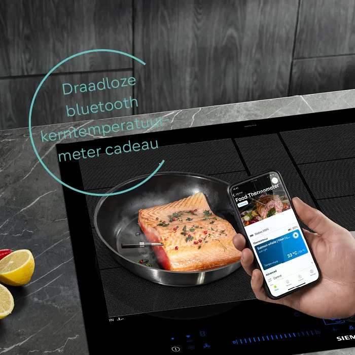 Smartphone weergeven koken app, gegrilde zalm op pan, keuken teller, tekst overlay.