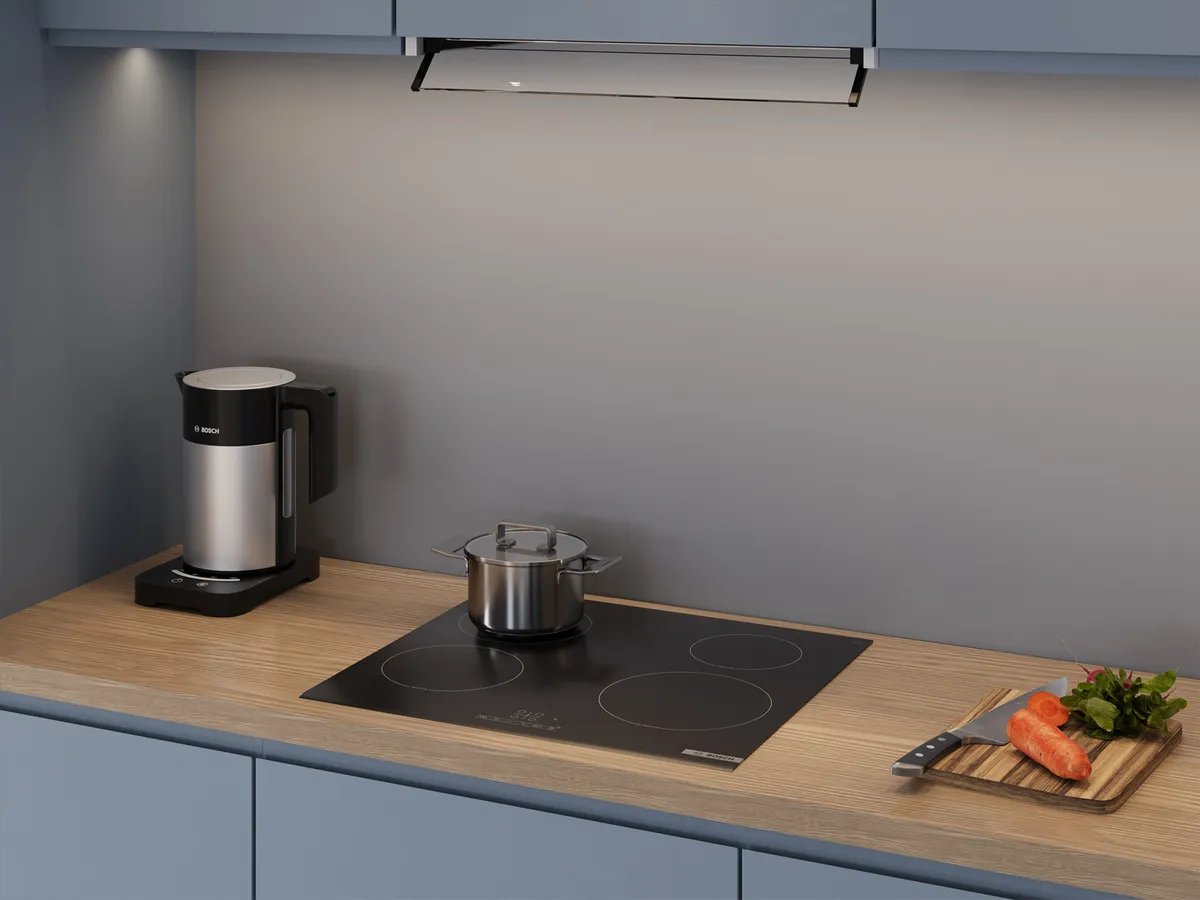 Uma cozinha moderna com uma chaleira Bosch, placa de indução e tábua de cortar em uma bancada de madeira.