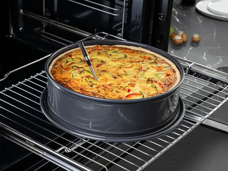 En perfekt brynt ugnsform med en trådlös roastingSensor insatt, som sitter på en ugnsgaller.