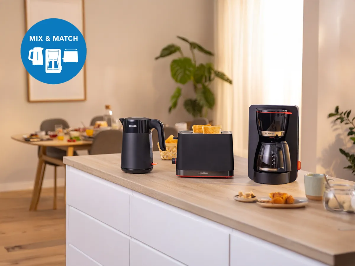 Conjunto de pequeno-almoço Bosch com um chaleira, uma torradeira e uma máquina de café em preto, em cima de uma bancada de cozinha com um rótulo "Mix & Match".