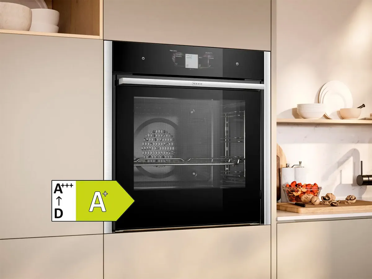 Moderne Küche mit einem eleganten Einbaubackofen und A+ Energieetikett, warmen Farbtönen und geordneten Regalen.