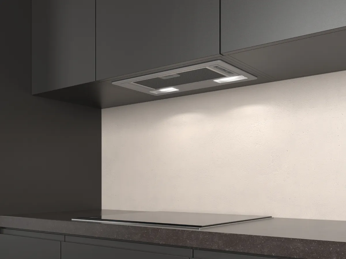 Eleganter schwarzer Küchenschrank mit eingebauter Dunstabzugshaube und LED-Beleuchtung, der das moderne Design betont.