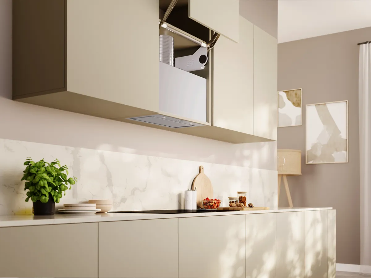 Eine schlichte Küche mit dampfendem Topf auf einer dunklen Arbeitsplatte, umgeben von frischem Gemüse, Ölen und Utensilien.