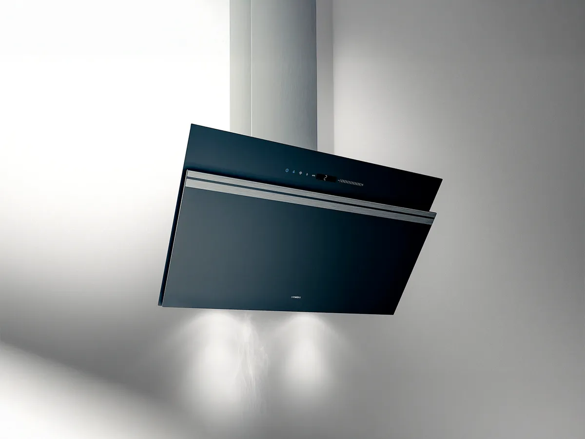 Cappa aspirante a muro nera e slanciata con bordi in metallo, dotata di pannello di controllo e illuminazione soffusa, che emana un'eleganza moderna.