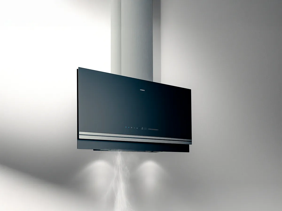 Cappe aspiranti a muro piatta per un'affermazione di cucina senza soluzione di continuità.