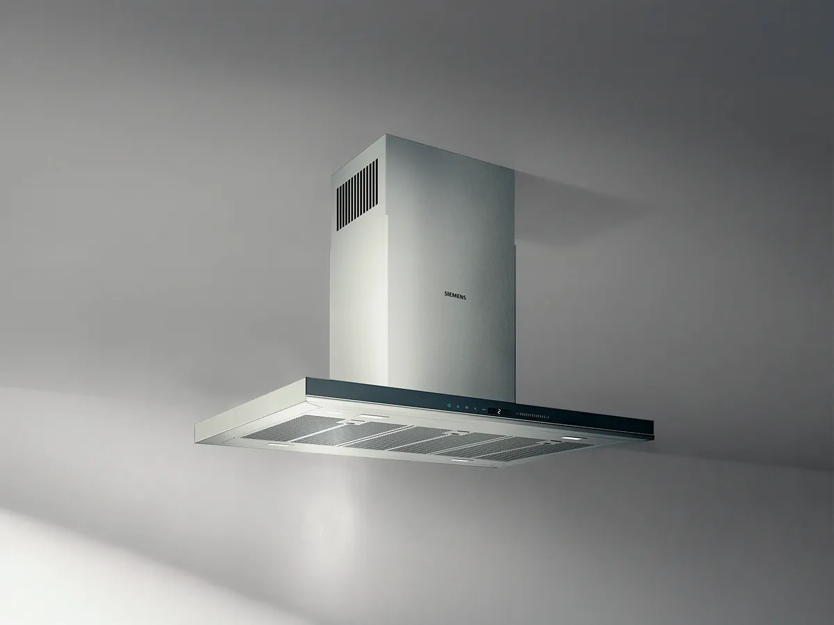 Uma chaminé de cozinha moderna e elegante montada na parede em aço inoxidável, com controles táteis e um design minimalista.