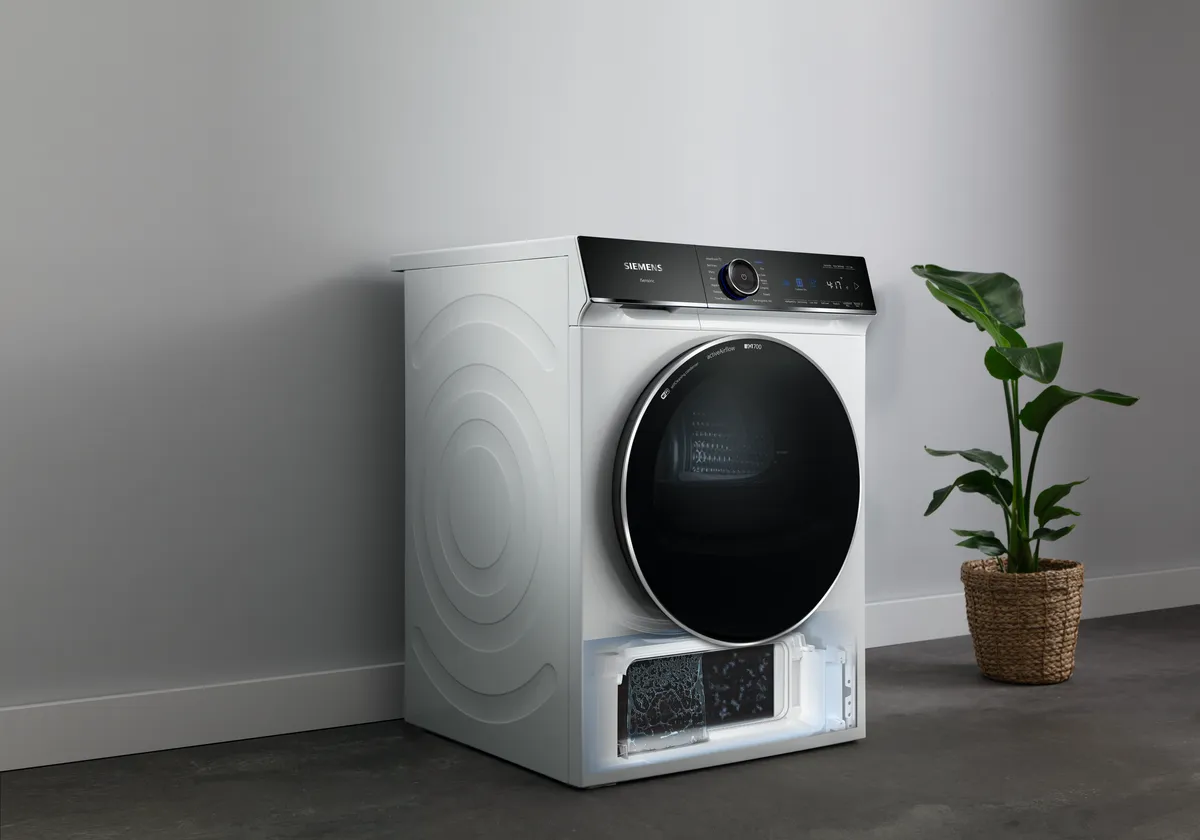 Siemens Trockner mit selbstreinigendem Kondensator. Frontansicht eines iQ700 Trockners.