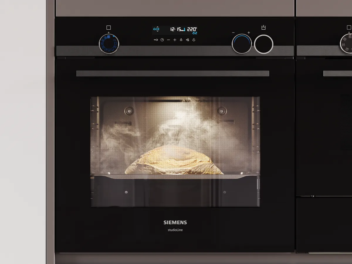 Um forno a vapor Siemens que mostra um pão a cozer, com a porta de vidro e os controlos digitais visíveis por cima.
