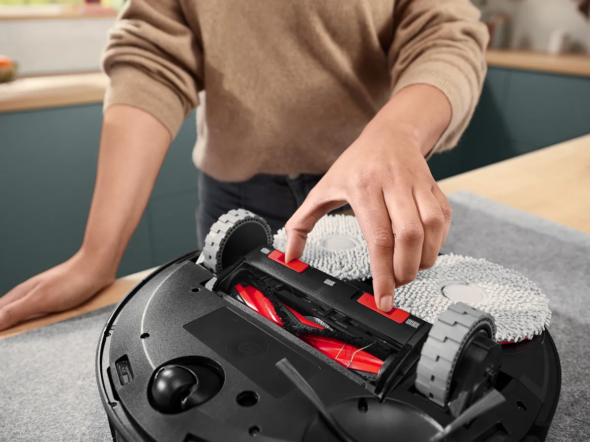 Robotski sesalnik Spotless na mizi obrnjen narobe za lažje vzdrževanje.
