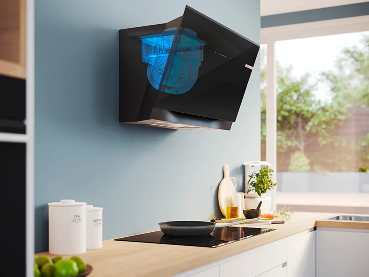 Um exaustor preto elegante montado numa parede azul acima de um fogão moderno.