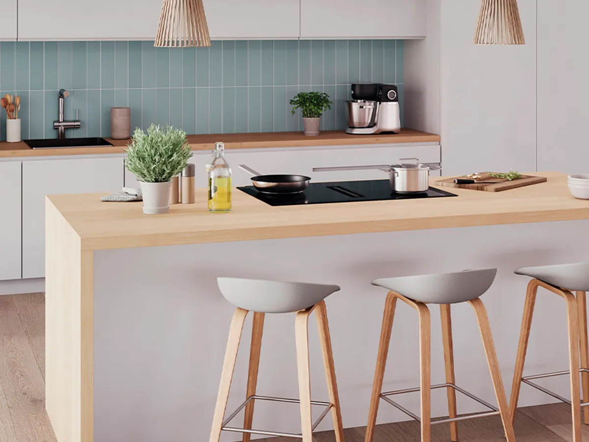 Uma cozinha moderna com uma ilha de madeira, bancos elegantes e decoração minimalista.
