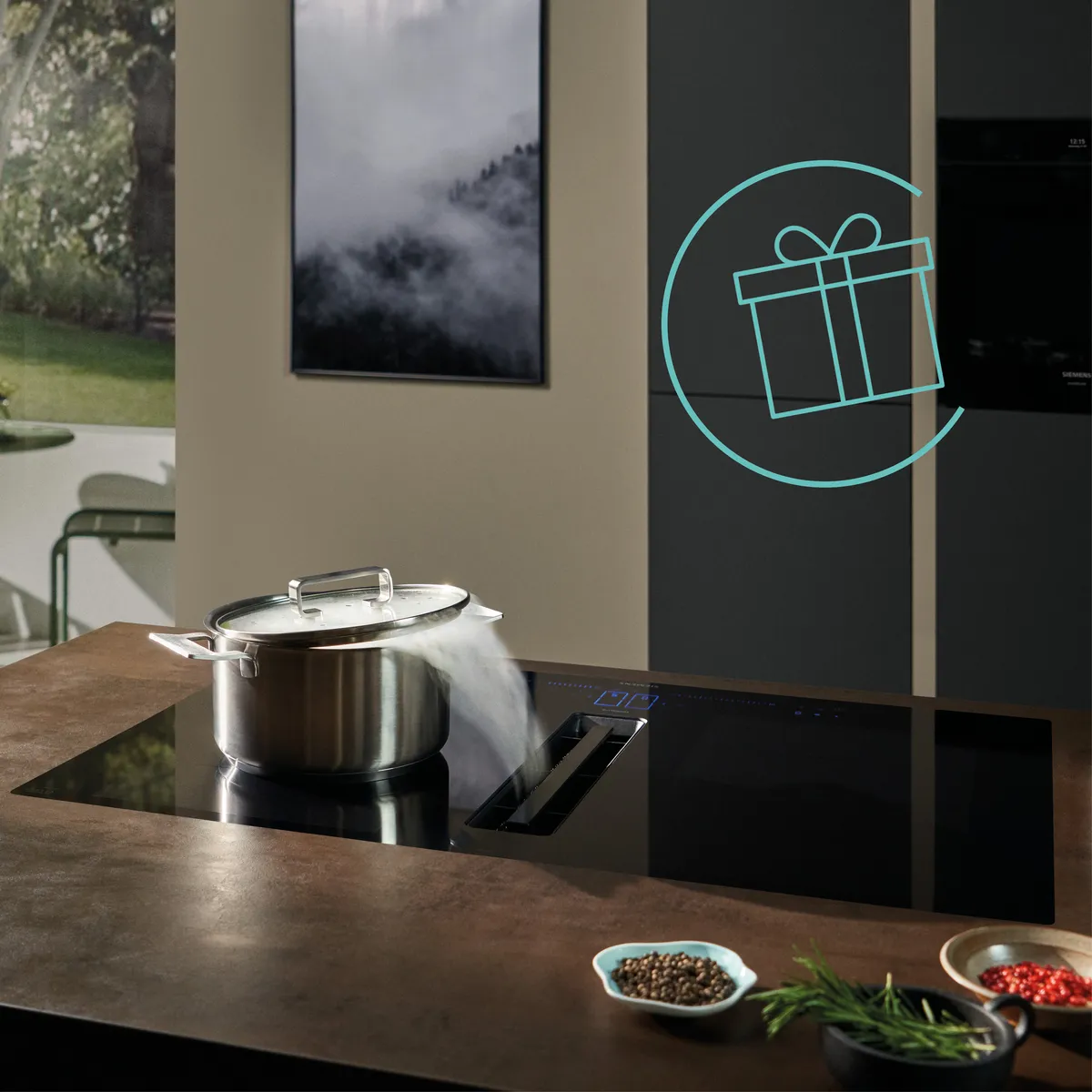 Eine moderne Küche mit einem dampfenden Topf auf einem Induktionskochfeld neben Kräutern und Gewürzen; ein Geschenksymbol ist dezent darübergelegt.