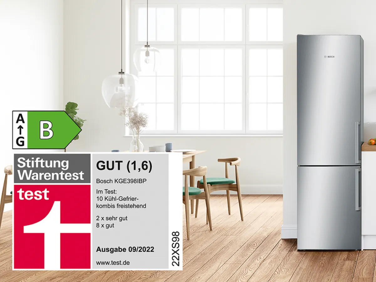 Stilvoller Bosch-Kühlschrank in heller Küche, dazu das Prädikat „GUT“ der Stiftung Warentest