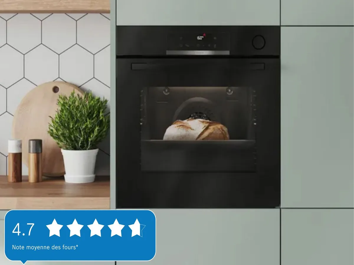 Un four noir affichant une miche de pain fraîchement cuite dans cuisine moderne, avec une note de 4,7 étoiles.