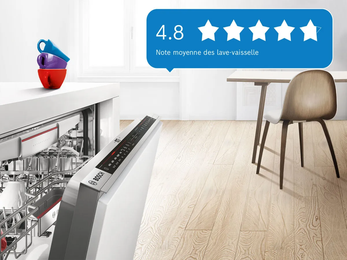 Une cuisine moderne avec un lave-vaisselle Bosch en acier inoxydable, affichant une note de 4,8 étoiles.