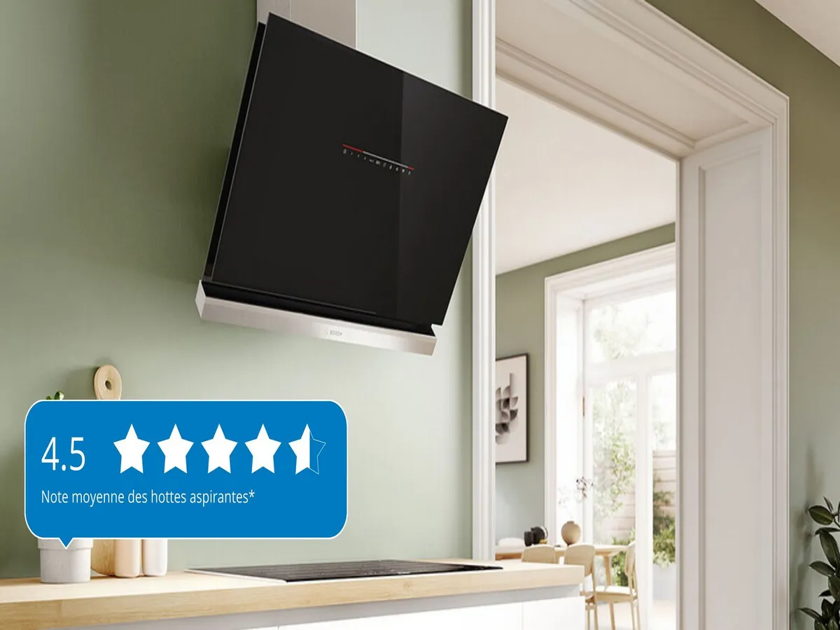 Une hotte de cuisine Bosch noire montée sur un mur vert, avec une note de 4,5 étoiles affichée dans une boîte bleue.