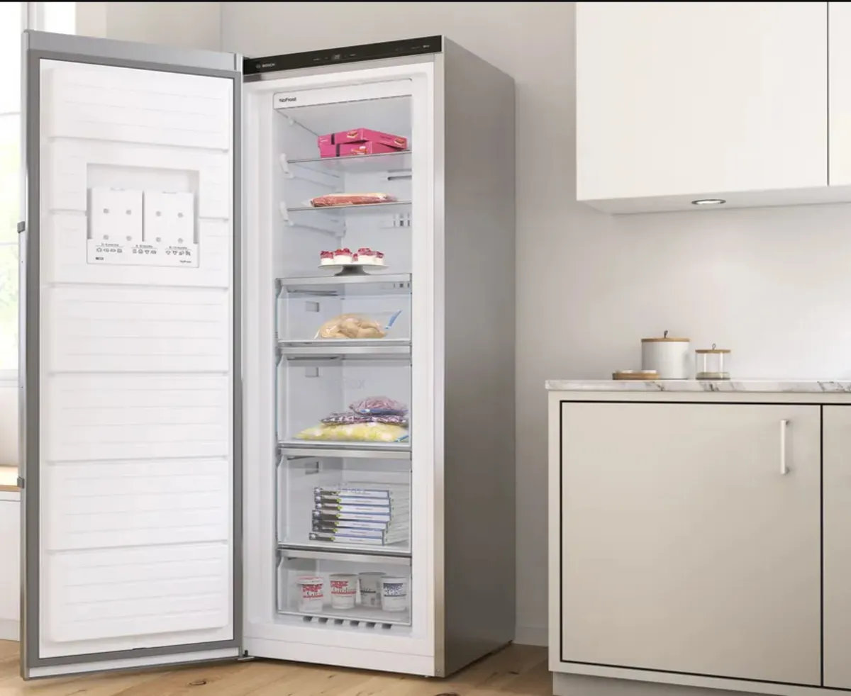 Free standing fridge freezer