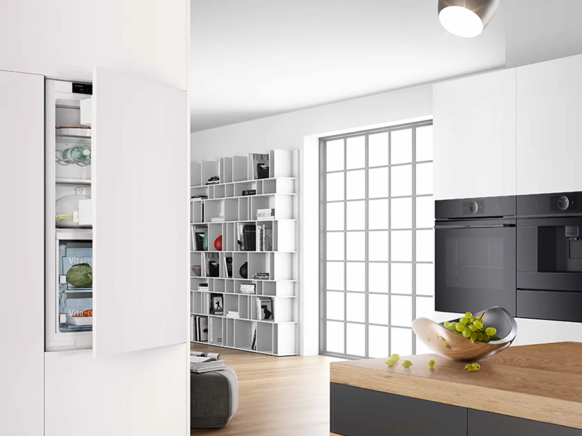 Moderne Küche mit eleganten schwarzen Geräten, einer Holzarbeitsplatte mit Trauben