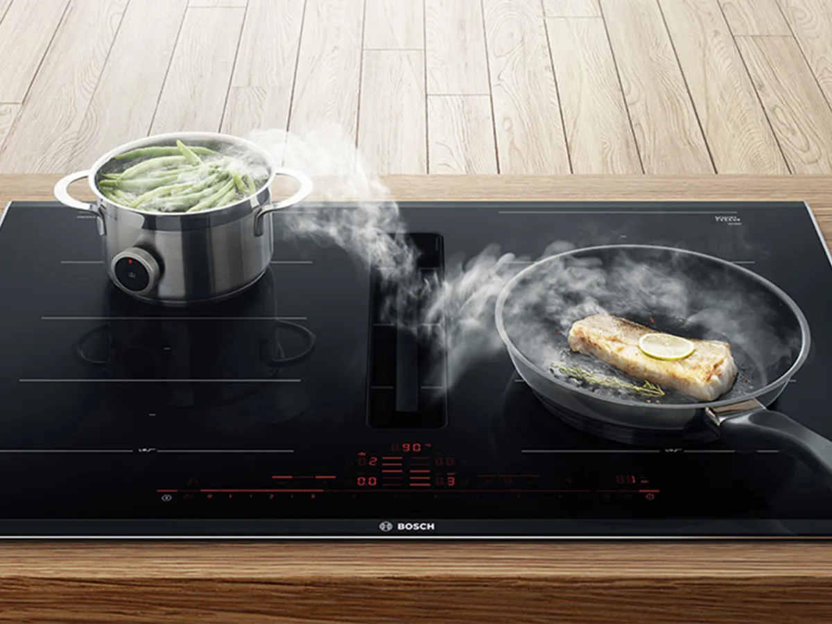 Kuhalna plošča z integrirano napo z loncem in ponvijo.