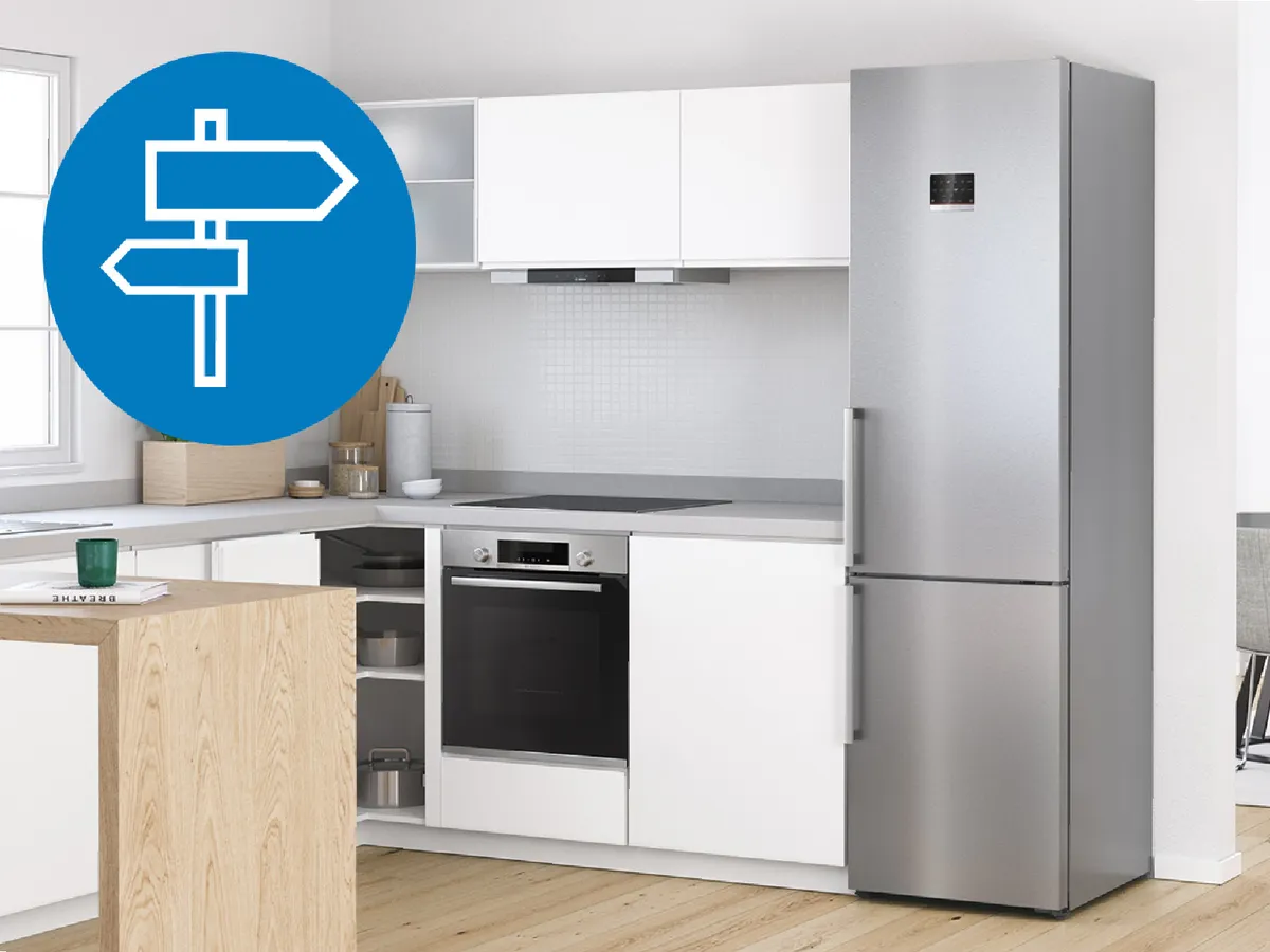 Eine moderne Küche mit einem Edelstahlkühlschrank, eleganten Schränken und einem Essbereich