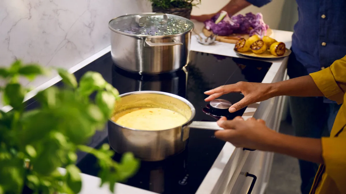 Induction hob with pots