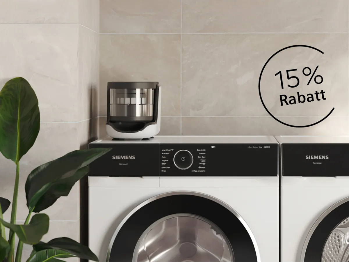 Siemens Waschmaschine mit externen Mikroplastikfilter und Hinweis auf aktuelle Aktion mit 15 % Rabatt auf Zubehör im Siemens Online Shop