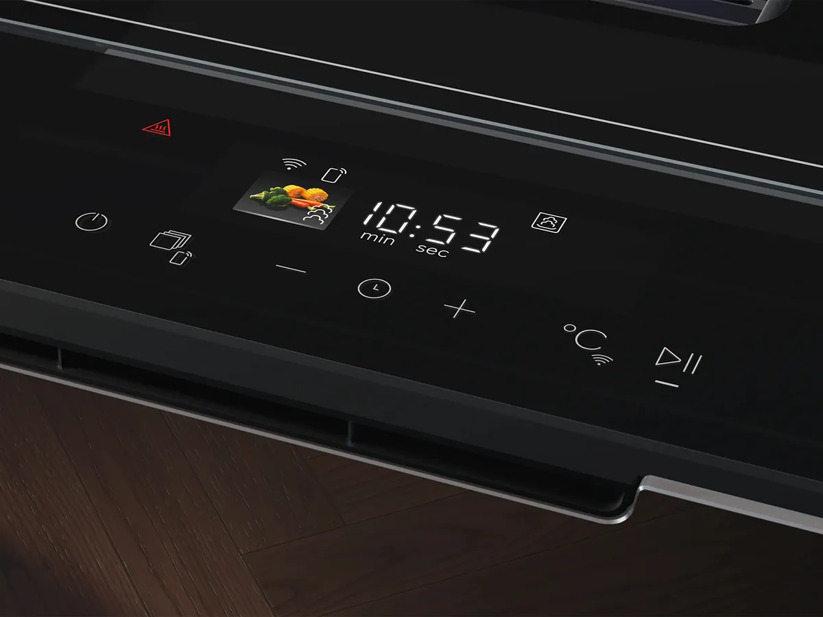 Nahaufnahme der Dampfschublade mit digitalem Display und Touch-Steuerung.