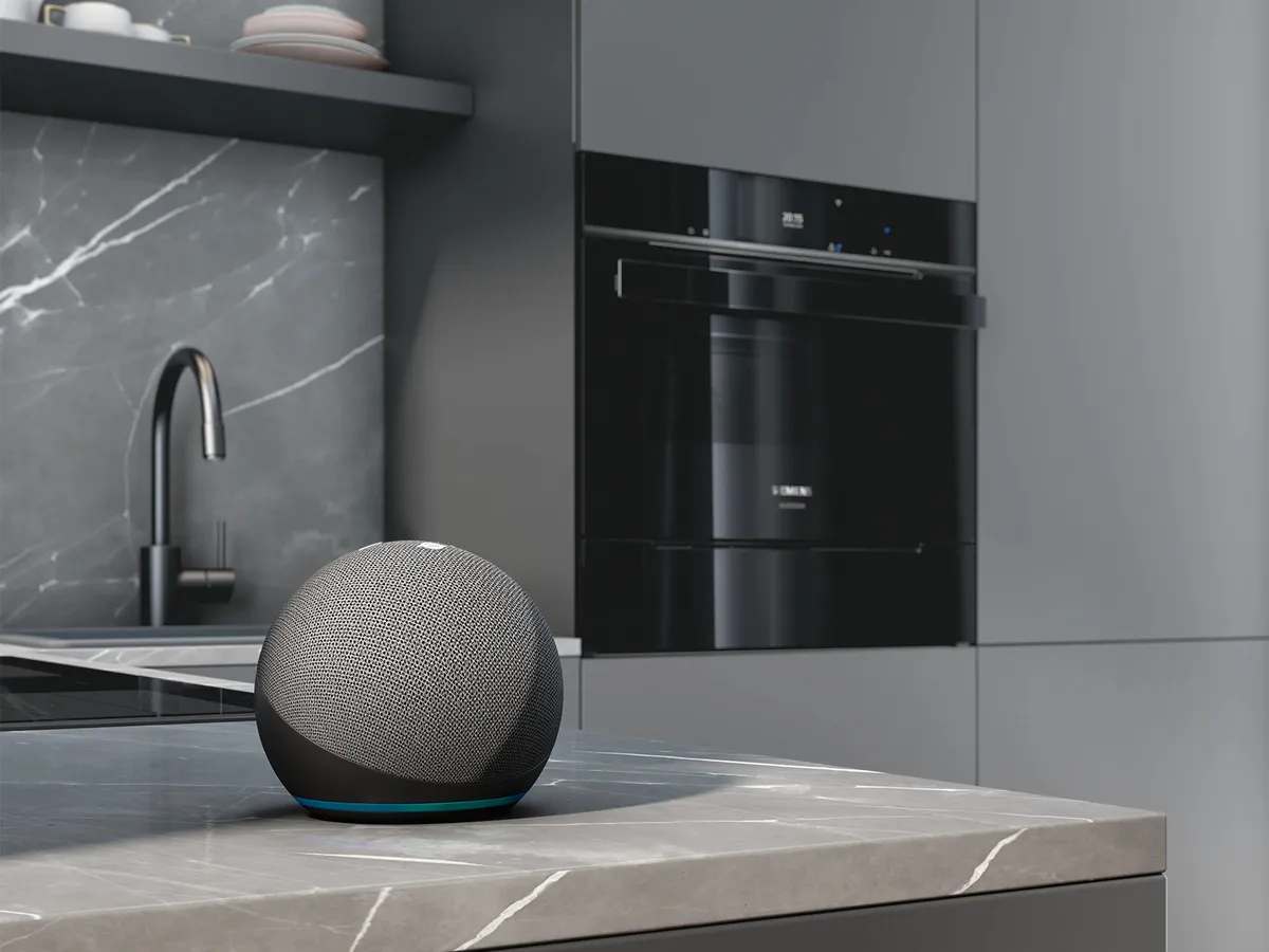 Smart-Lautsprecher mit Stoffdesign auf einer modernen Küchenarbeitsplatte.