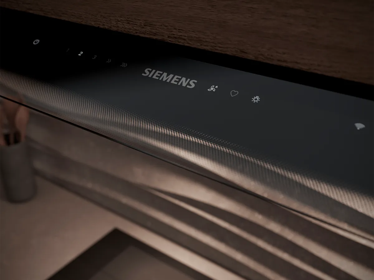 Pannello di controllo di un elettrodomestico da cucina Siemens nero con icone touch e display digitale.