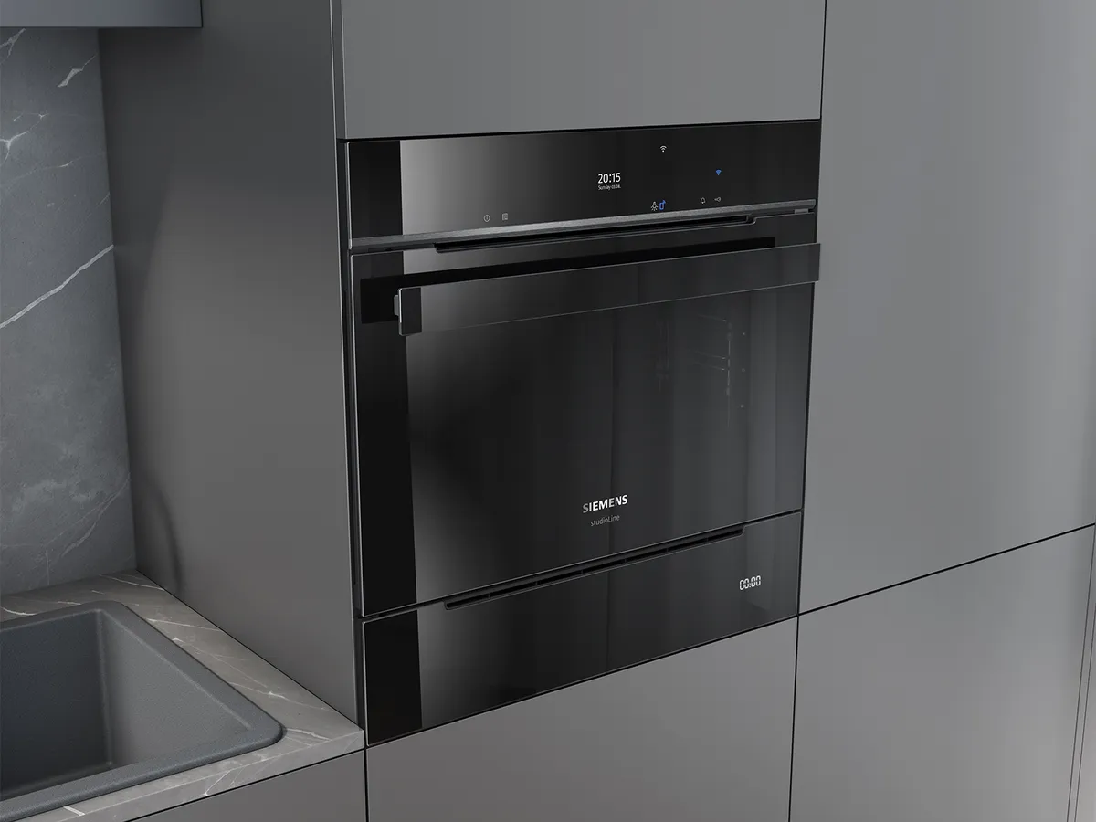 Eingebauter schwarzer Siemens Ofen mit digitalem Display, installiert in einer eleganten modernen Küchenumgebung. Unter dem Backofen ist eine Dampfschublade eingebaut.