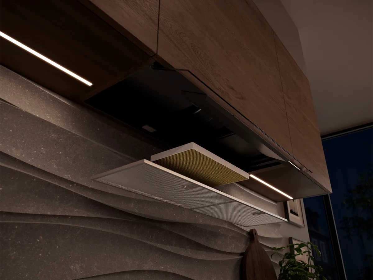 Cucina moderna con un armadietto di legno montato, dotato di cappa aspirante integrata e fasce LED.
