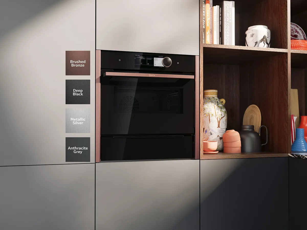 Eine moderne Küche mit einem schwarzen Ofen, der in die Möbel integriert ist, sowie Farbmustern für gebürstetes Bronze, tiefschwarz, metallic Silber und anthrazitgrau.