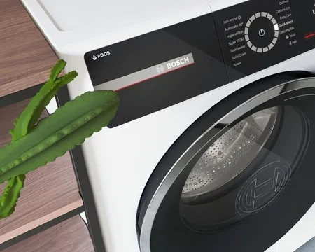 Ein großer grüner Buchstabe &quot;A&quot; steht neben einer offenen Geschirrspülmaschine in einem hellen, modernen Raum mit Holzboden