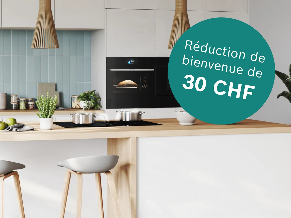 Cuisine moderne avec frigo rempli et pancarte indiquant &quot;30 CHF de rabais de bienvenue